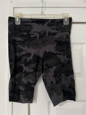 Forever 21 Black and Dark Gray Camo Bike Shorts size Large